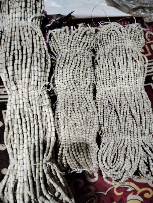 Asli Tulsi Mala Ki Pehchan karte hue original Tulsi beads ka natural texture aur shape