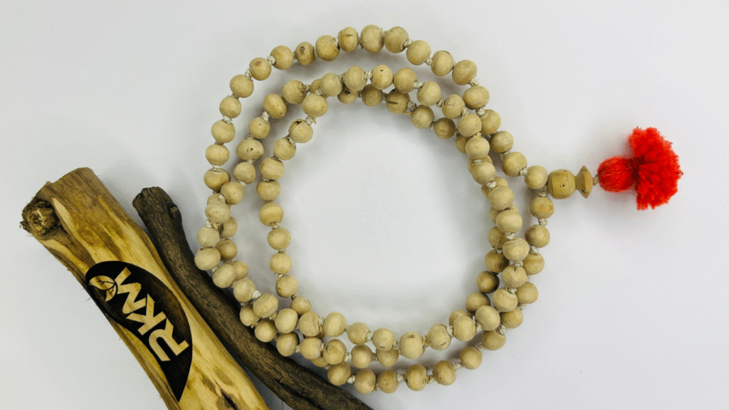 तुलसी की माला प्राकृतिक तुलसी लकड़ी से बनी हुई, हाथ से तैयार की गई पवित्र आध्यात्मिक माला