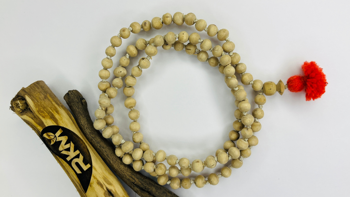 तुलसी की माला प्राकृतिक तुलसी लकड़ी से बनी हुई, हाथ से तैयार की गई पवित्र आध्यात्मिक माला