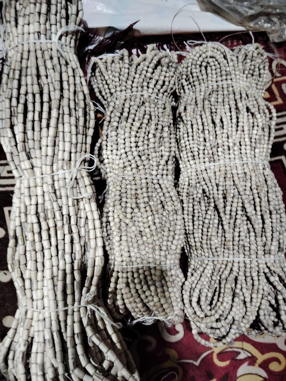 Asli Tulsi Mala Ki Pehchan karte hue original Tulsi beads ka natural texture aur shape